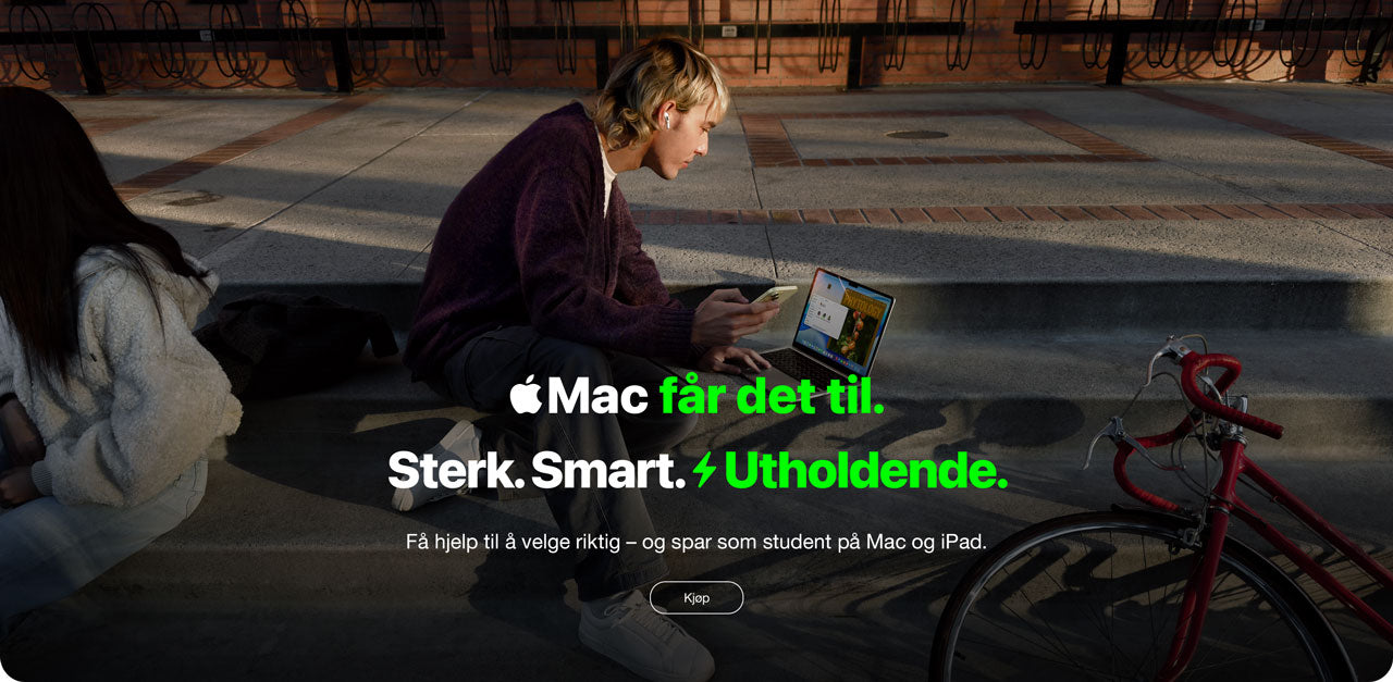 Mac får det til. Sterk, smart og utholdende – en student bruker en MacBook utendørs om kvelden.